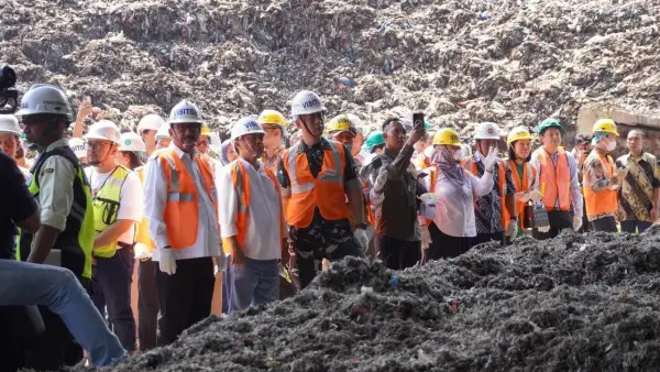 Sekda Jabar Herman Suryatman saat peresmian operasional TPSA Cimenteng, Cikembar, Kabupaten Sukabumi, Kamis (31/7/2025). (Sumber Foto: Dokpim Pemkab Sukabumi)