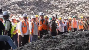Sekda Jabar Herman Suryatman saat peresmian operasional TPSA Cimenteng, Cikembar, Kabupaten Sukabumi, Kamis (31/7/2025). (Sumber Foto: Dokpim Pemkab Sukabumi)