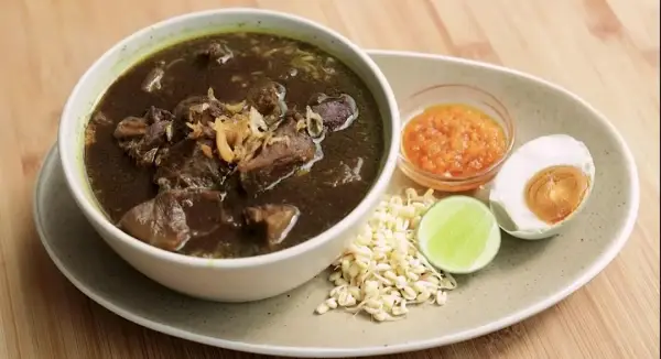 Rawon makanan khas dari Jawa Timur,  tidak hanya terkenal di Jawa Timur, tapi juga sudah menyebar ke berbagai wilayah di Indonesia, bahkan sering dianggap sebagai salah satu ikon kuliner nasional. (Sumber : Youtube/@devinahermawan)