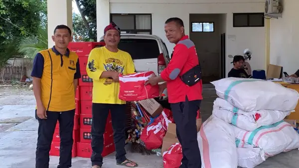 Penyaluran bantuan dari Dinsos Kabupaten Sukabumi dilakukan pada Jumat (1/8/2025) di Kantor Kecamatan Tegalbuleud. (Sumber Foto: Dok. Pemcam Tegalbuleud)