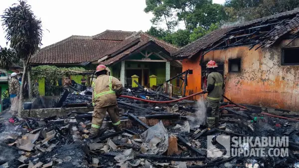Petugas pemadam kebakaran berupaya memadamkan api yang melalap rumah warga di Kampung Pasirmuncang, Desa Margaluyu, Kecamatan Sukaraja, Kabupaten Sukabumi, Jumat (1/8/2025). (Sumber Foto: Istimewa)