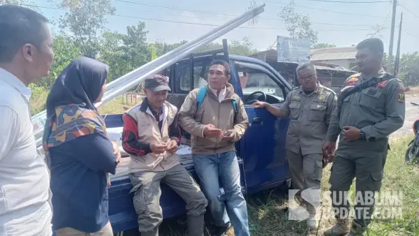 Anggota Satpol PP Kabupaten Sukabumi dampingi Badan Pengelolaan Keuangan dan Aset Daerah (BPKAD) melakukan pemasangan plang aset di Cikeong. (Sumber Foto: SU/Ilyas)