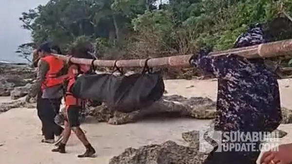 Proses evakuasi jenazah Sumitra (43 tahun) di perairan Pulau Tinjel, Binuangeun, Banten. | Foto: Istimewa