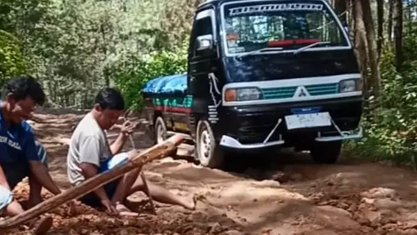 Kondisi kerusakan jalan penghubung utama Kecamatan Pabuaran dan Kecamatan Kalibunder, Kabupaten Sukabumi. | Foto: Dokumentasi Warga