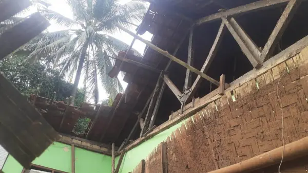 Ruangan yang ambruk di SDN Citangkil, Desa Sidamulya, Kecamatan Ciemas, Kabupaten Sukabumi. | Foto: Komite SDN Citangkil