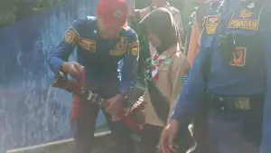 Pelajar sekaligus anggota Pramuka SD Margawangi Sukamaju, Kecamatan Sukalarang, Kabupaten Sukabumi, mencoba mengendalikan selang air bertekanan tinggi, didampingi petugas Damkar Sukaraja. | Foto: Istimewa