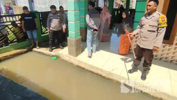 Petugas Polsek Parungkuda bersama warga memeriksa lokasi kolam ikan di Kampung Bojong Tengah, Desa Langgensari, Sukabumi, tempat balita dua tahun ditemukan tak bernyawa, Sabtu (2/8/2025). (Sumber Foto: SU/Ibnu)