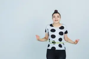 Ilustrasi tips mencegah kenaikan berat badan selama liburan (Sumber: Freepik/@8photo)