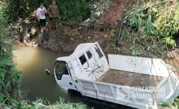Kondisi truk engkel muatan pupuk yang terjun ke sungai di Kalapanunggal Sukabumi. (Sumber Foto: Istimewa)