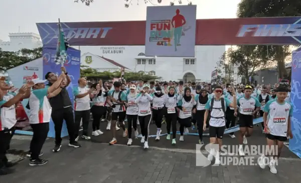 Wakil Wali Kota Sukabumi Bobby Maulana didampingi Kadiskominfo dan jajaran komisaris dan Dirut Sukabumiupdate.com melepas peserta Sukabumi Global Fun Run 2025. (Sumber Foto: SU/Turangga Anom)