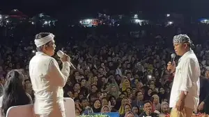 Gubernur Jawa Barat Dedi Mulyadi (kiri) di acara Abdi Nagri Nganjang ka Warga di Palabuhanratu, Sabtu (2/8/2025) | Foto : Dokpim