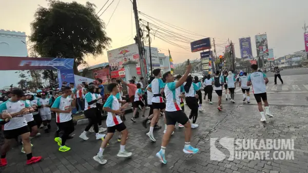 Peserta Sukabumi Global FUN RUN 2025 memulai rute lari mereka dari Gedung Juang 45 Kota Sukabumi. (Sumber Foto: SU/Turangga Anom)