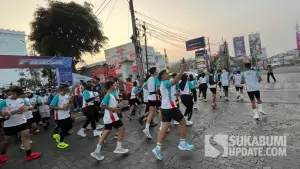 Peserta Sukabumi Global FUN RUN 2025 memulai rute lari mereka dari Gedung Juang 45 Kota Sukabumi. (Sumber Foto: SU/Turangga Anom)