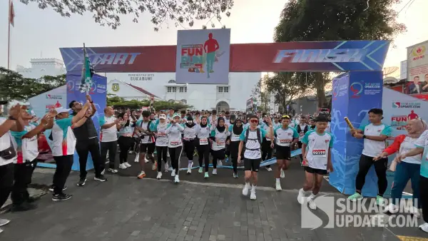 Wakil Wali Kota Sukabumi Bobby Maulana didampingi Kadiskominfo,  jajaran komisaris dan Dirut Sukabumiupdate.com melepas peserta Sukabumi Global Fun Run 2025. (Sumber Foto: Darwin)