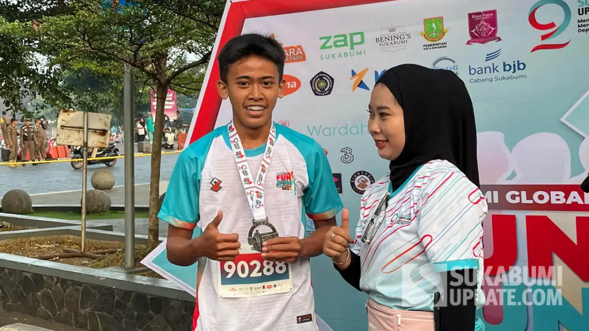 Luky Nurlambang yang menjadi pelari tercepat di Sukabumi Global FUN RUN 2025 saat mendapatkan medali dari Dirut Sukabumiupdate.com Annisa Rahmatillah.