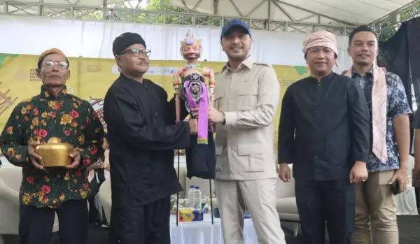 Wakil Menteri Kebudayaan Giring Ganesha dan Wabup Sukabumi Andreas saat menghadiri Festival Budaya Anak Pesisir Series III di Ciracap. (Sumber : Diskominfosan Kab. Sukabumi)