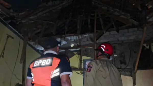 Rumah warga Cisaat Sukabumi Ambruk (Sumber: dok p2bk)