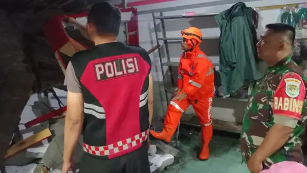Longsor rumah rumah di wilayah utara kabupaten sukabumi (Sumber: dok bpbd)