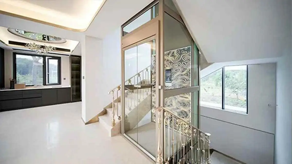 Lift tanpa kabin tertutup, cocok untuk rumah minimalis atau bangunan yang tidak memiliki ruang khusus untuk shaft lift. Tipe ini sangat disukai karena kemudahan instalasinya dan tidak memerlukan konstruksi besar.