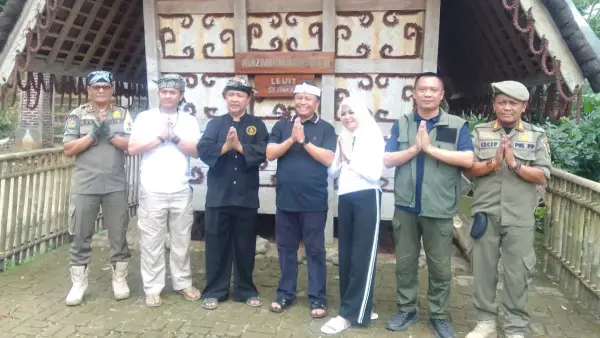 Sekda Jabar Herman Suryatman, kunjungi kampung adat Kasepuhan Sinar Resmi, pada Minggu 3 Agustus 2025. (Sumber : dok satpol pp)