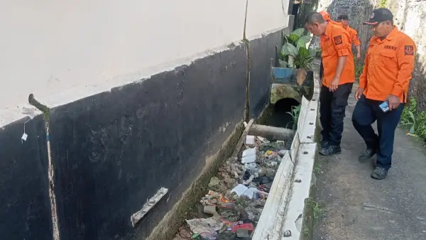 Tim BPBD Kota Sukabumi temukan pendangkalan saluran irigasi di pemukiman (Sumber: dok bpbd)