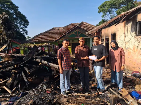 Uden Abdunnatsir dan drh Slamet menyalurkan bantuan untuk korban kebakaran di Kabupaten Sukabumi. | Foto: Istimewa