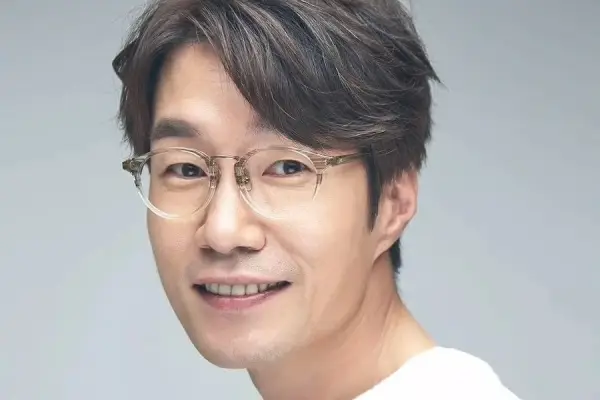 Potret aktor Korea Selatan Song Young Kyu, Song Young Kyu ditemukan meninggal dunia di dalam mobil (Sumber : X/@soompi)
