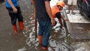 Banjir genangi jalan Dewi Sartika Kota Sukabumi (Sumber: dok bpbd)