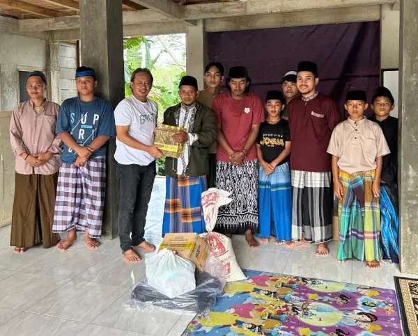 Dadang Hermawan menyerahkan bantuan berupa beras, ikan, minyak goreng, sabun, sarung, dan pakaian untuk para santri. (Sumber : Dok dprd)