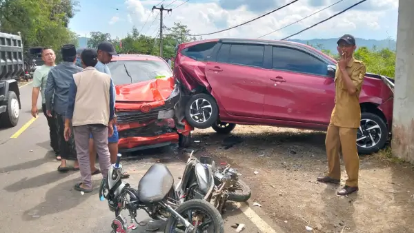Tabrakan beruntun di Pasapen, Bantargadung, Kabupaten Sukabumi | Foto : Gakum Satlantas Polres