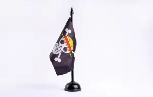 Bendera One Piece (Jolly Roger) dikibarkan warga sebagai simbol perlawanan dan kritik sosial menjelang HUT RI ke-80. Bukan sekadar tren, tapi ekspresi kekecewaan yang mendalam. (Sumber : shutterstock)
