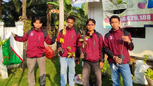Mahasiswa KKN Nusa Putra University melaksanakan penanaman bibit pohon di Dusun Cialing, Desa Nangka Koneng, Kecamatan Cikidang, Kabupaten Sukabumi, pada 26 Juli 2025. | Foto: Istimewa
