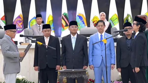 Wagub Jabar Erwan Setiawan menghadiri Rapat Paripurna DPRD Jabar Pengambilan Sumpah Pengganti Antar Waktu Anggota DPRD Jabar di Gedung DPRD Jabar, Kota Bandung, Senin (4/8/2025). | Foto: Yogipray/Biro Adpim Jabar