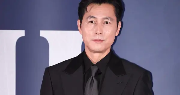 Potret Jung Woo Sung, aktor senior Korea Selatan yang dikabarkan telah menikah dengan keksihnya non-selebrity dan skandal masa lalunya dengan Moon Gabi kembali menjadi sorotan (Sumber : Koreaboo)