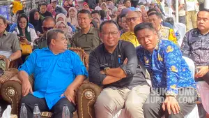Kegiatan monitoring pembangunan jalan lingkungan di Desa Cimahi, Kecamatan Cicantayan, Kabupaten Sukabumi. | Foto: Istimewa