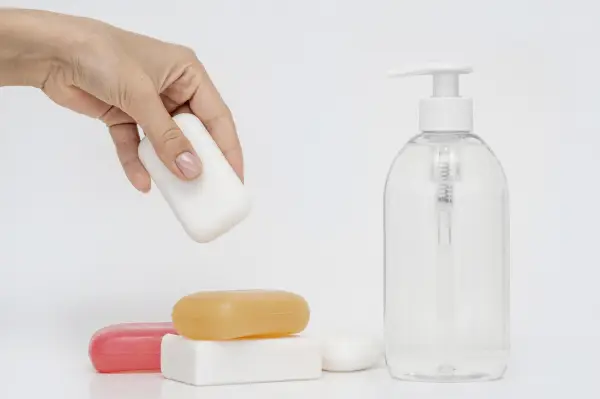 Ilustrasi Berbagai Jenis Sabun. Kenali Perbedaannya: Body Wash, Shower Gel, atau Sabun Batang, Mana yang Cocok untuk Kulitmu? (Sumber : Freepik)