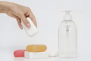 Ilustrasi Berbagai Jenis Sabun. Kenali Perbedaannya: Body Wash, Shower Gel, atau Sabun Batang, Mana yang Cocok untuk Kulitmu? (Sumber : Freepik)