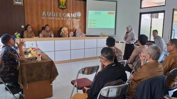 Visitasi Tim Juri Lomba Perpustakaan Desa/Kelurahan Tingkat Jawa Barat di Perpustakaan Taman Pamekar, Desa Kabandungan, Kabupaten Sukabumi | Foto : Dok. Diarpus
