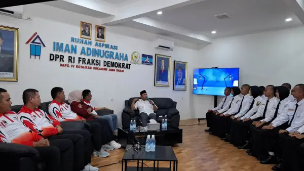 Anggota DPR RI Fraksi Demokrat Iman Adinugraha saat bertemu Paskibraka Kabupaten Sukabumi di Rumah Aspirasi, Selasa (5/8/2025) | Foto : Dok. Rumah Aspirasi