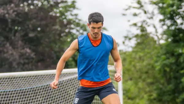 Elkan Baggott bersiap jalani musim penting bersama Ipswich Town. Dengan nomor punggung 25, ia kini jadi bagian skuad utama dan siap tampil reguler di EFL Championship 2025/26. (Sumber : Instagram @elkanbaggott)