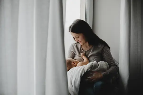Momen intim seorang ibu menyusui bayinya di rumah. Rasa aman dan nyaman di lingkungan sekitar menjadi kunci lancarnya proses laktasi dan pemenuhan ASI eksklusif. (Sumber : freepik @freepik-diller)