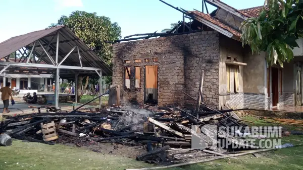 Rumah yang kebakaran di Kampung Mekarwangi RT 18/10 Desa Pasiripis, Kecamatan Surade, Kabupaten Sukabumi, Rabu (6/8/2025). | Foto: Tagana Surade