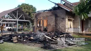 Rumah yang kebakaran di Kampung Mekarwangi RT 18/10 Desa Pasiripis, Kecamatan Surade, Kabupaten Sukabumi, Rabu (6/8/2025). | Foto: Tagana Surade