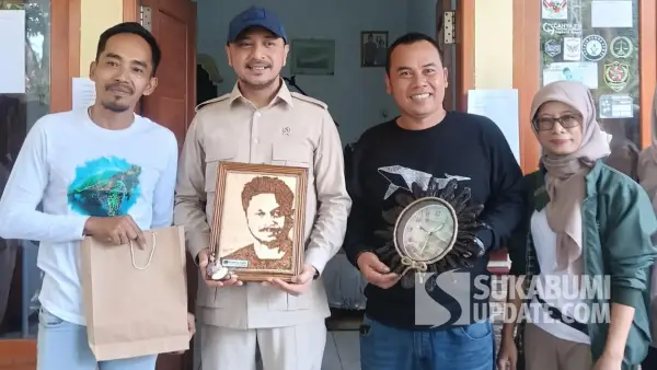 Foto bersama Wakil Menteri Kebudayaan RI, Giring Ganesha Djumaryo, bersama perwakilan Paguyuban IKM Kerajinan Limbah Kerang Ujunggenteng, Kabupaten Sukabumi. | Foto: Istimewa