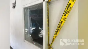 Kamar kos atau kontrakan tempat penemuan mayat perempuan kini telah dipasangi garis polisi di Sukaraja Sukabumi. (Sumber Foto: SU/Asep Awaludin)