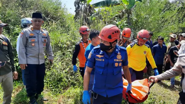 Petugas gabungan dari Polsek dan Damkar Cikembar mengevakuasi jenazah Wawan (45 tahun), penjual bubur keliling yang ditemukan meninggal di semak-semak Kampung Padasuka, Desa Kertaraharja, Rabu (6/8/2025). (Sumber Foto: Istimewa)