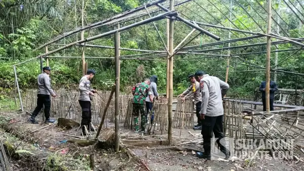 Aparat gabungan dari kepolisian, TNI dan Pemerintah Desa membongkar arena sabung ayam yang berada di kawasan hutan Jampangkulon Sukabumi, Selasa (5/8/2025). (Sumber Foto: Istimewa)