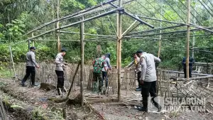 Aparat gabungan dari kepolisian, TNI dan Pemerintah Desa membongkar arena sabung ayam yang berada di kawasan hutan Jampangkulon Sukabumi, Selasa (5/8/2025). (Sumber Foto: Istimewa)