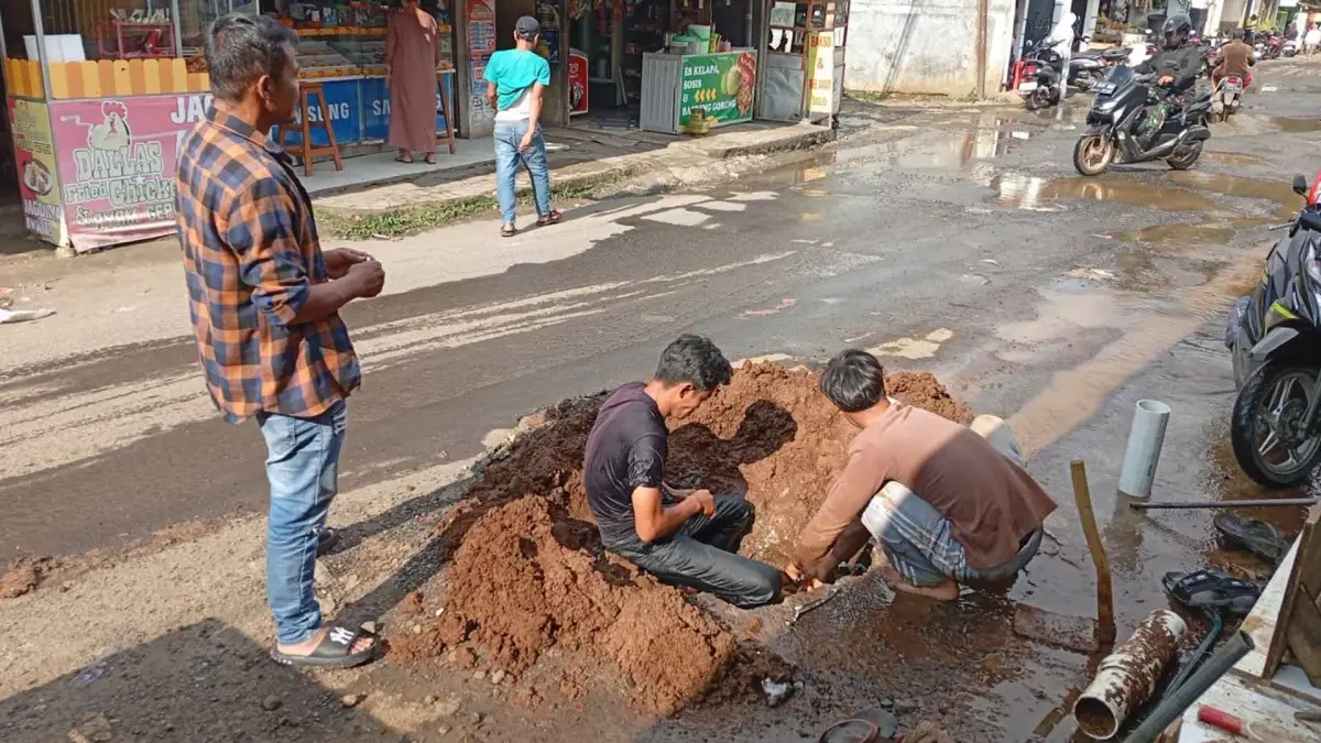 Perumdam TJM Parakansalak Sukabumi Tekan Kehilangan Air lewat Perbaikan dan Relokasi Pipa