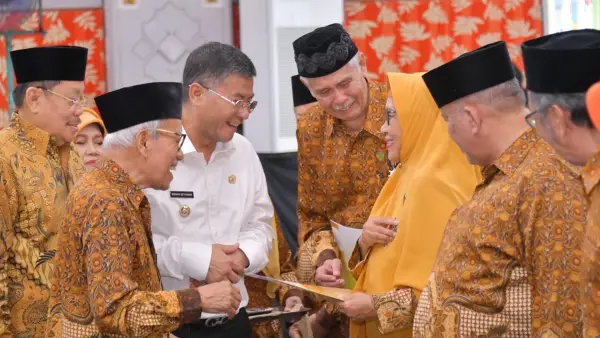 Wagub Jabar Erwan Setiawan saat menghadiri acara puncak HUT Ke-63 PWRI di Bale Asri Pusdai, Kota Bandung, Rabu (6/8/2025). (Sumber Foto: Biro Adpim Jabar)